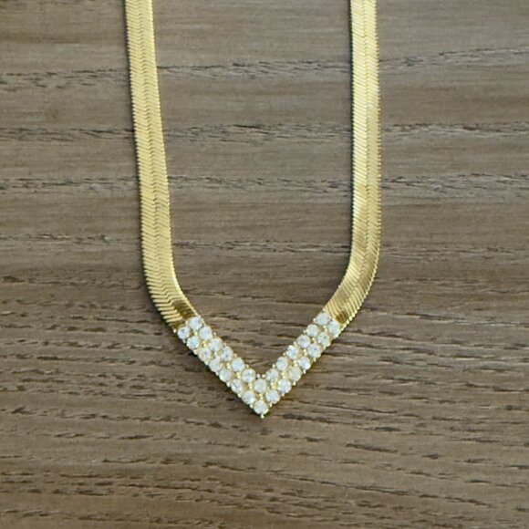 Vintage Gold-Tone V-Shaped Herringbone Necklace Rhinestone Accents - Picture 3 of 9